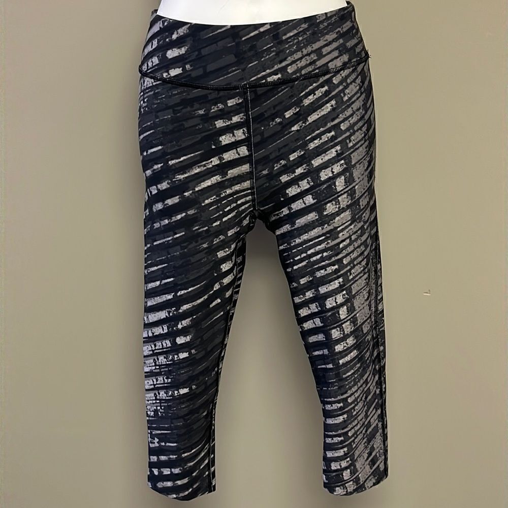 Under Armour Compression HeatGear Abstract Striped and Camo Cropped Legging- Sm
